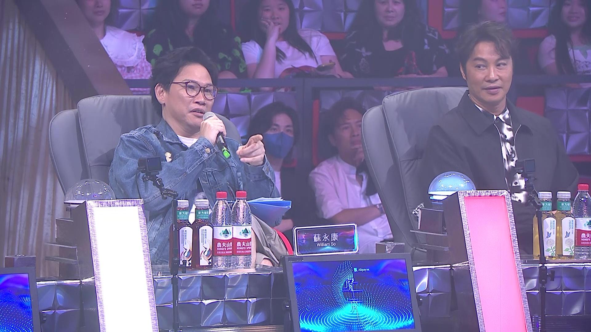 Ryan唱完歌,譚耀文太投入去聽,因此唔記得㩒燈俾分。