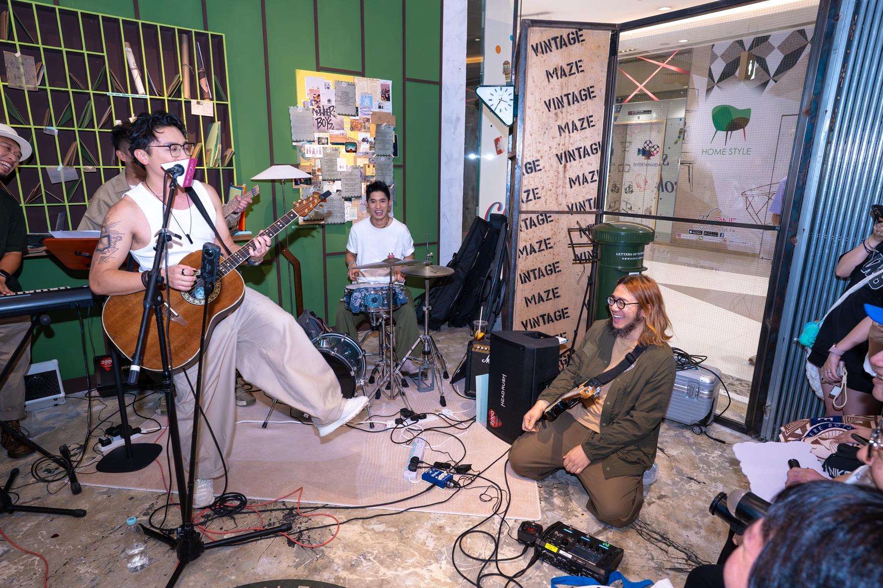 結他手Ken表演時太過投入,突然跪地。