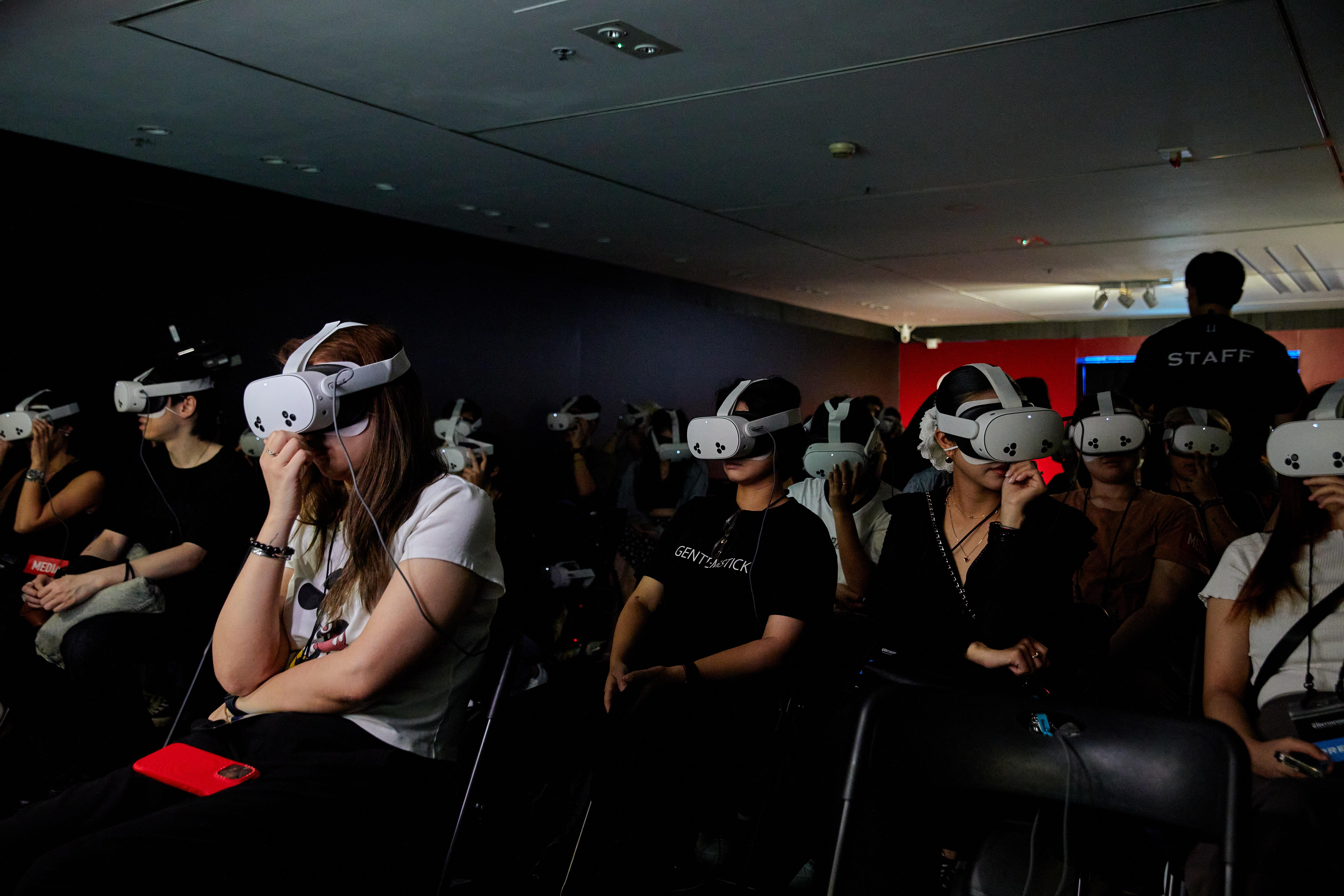 透過VR體驗,可以零距離欣賞GD風采。