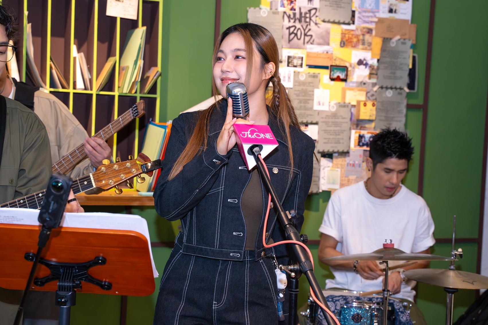 Feanna指已收到Nowhere Boys 為她創作的新歌demo,期待能與樂隊合唱。