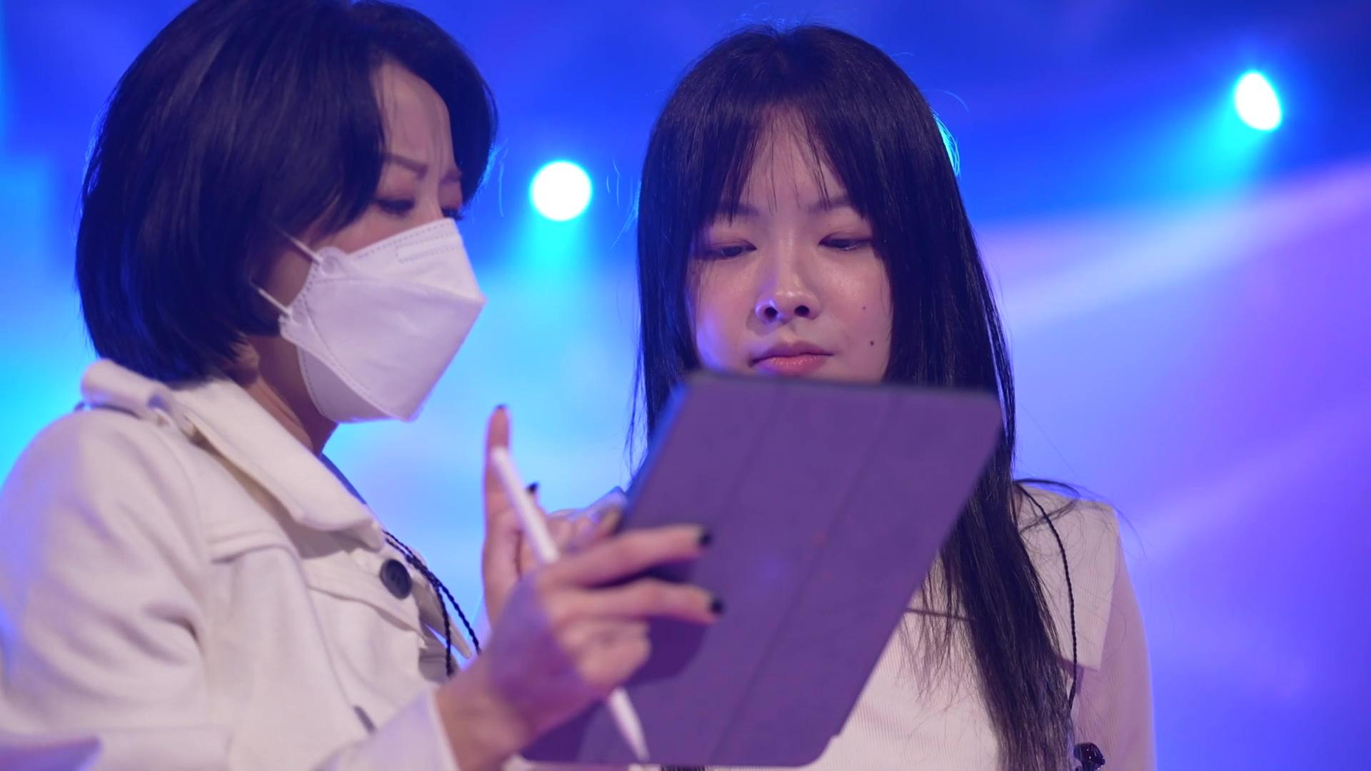 由《聲夢傳奇》擔任導師開始,泳兒一直細心指導學員,是好老師。