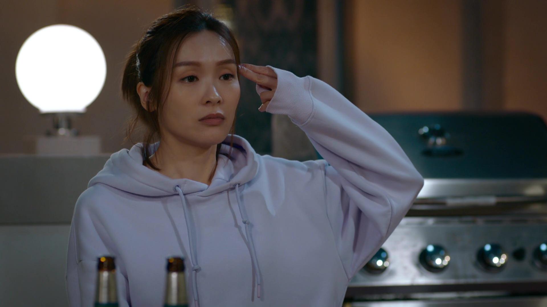 Ali突然再扮女機械人。