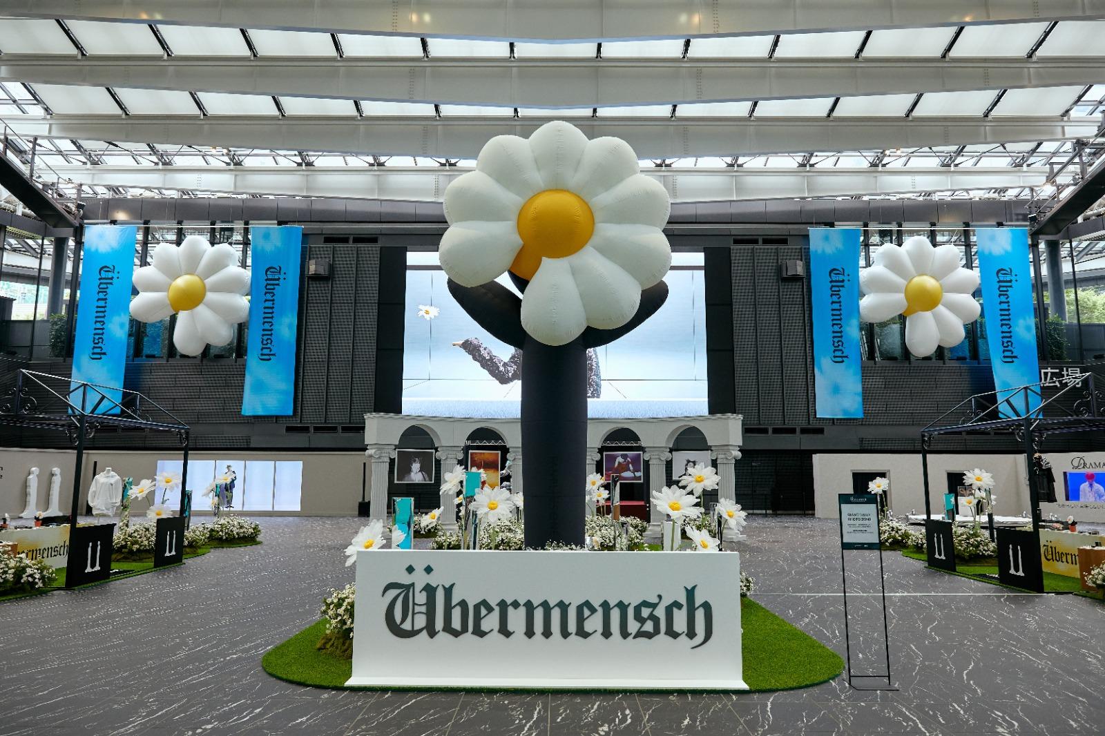 4.4米高的雛菊巨型裝置,將於港威商場的「Daisy Garden」豎立起來。