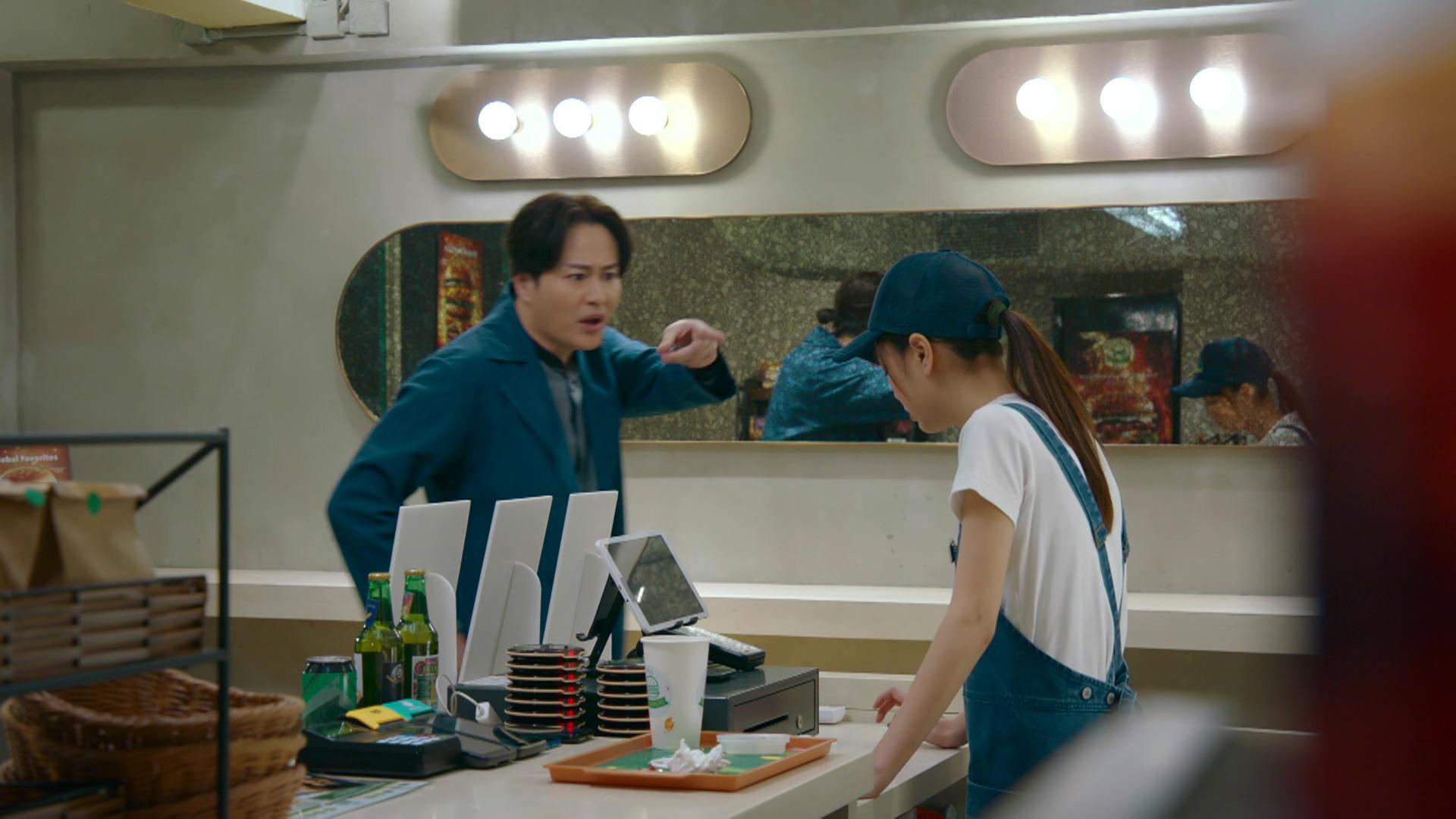 謝東閔醋意大發手指指笑咗。