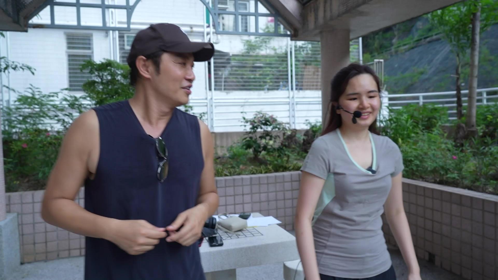 譚哥親自到Michelle平時練習跑步的地方指導。