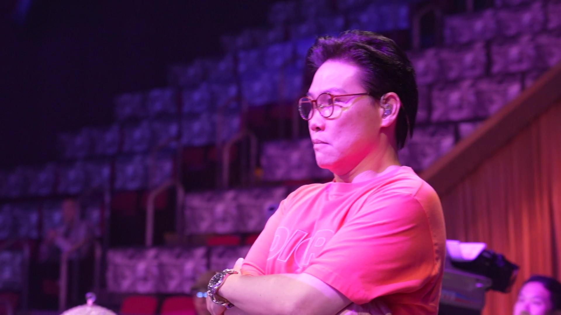 阿公好用心教導Matt。