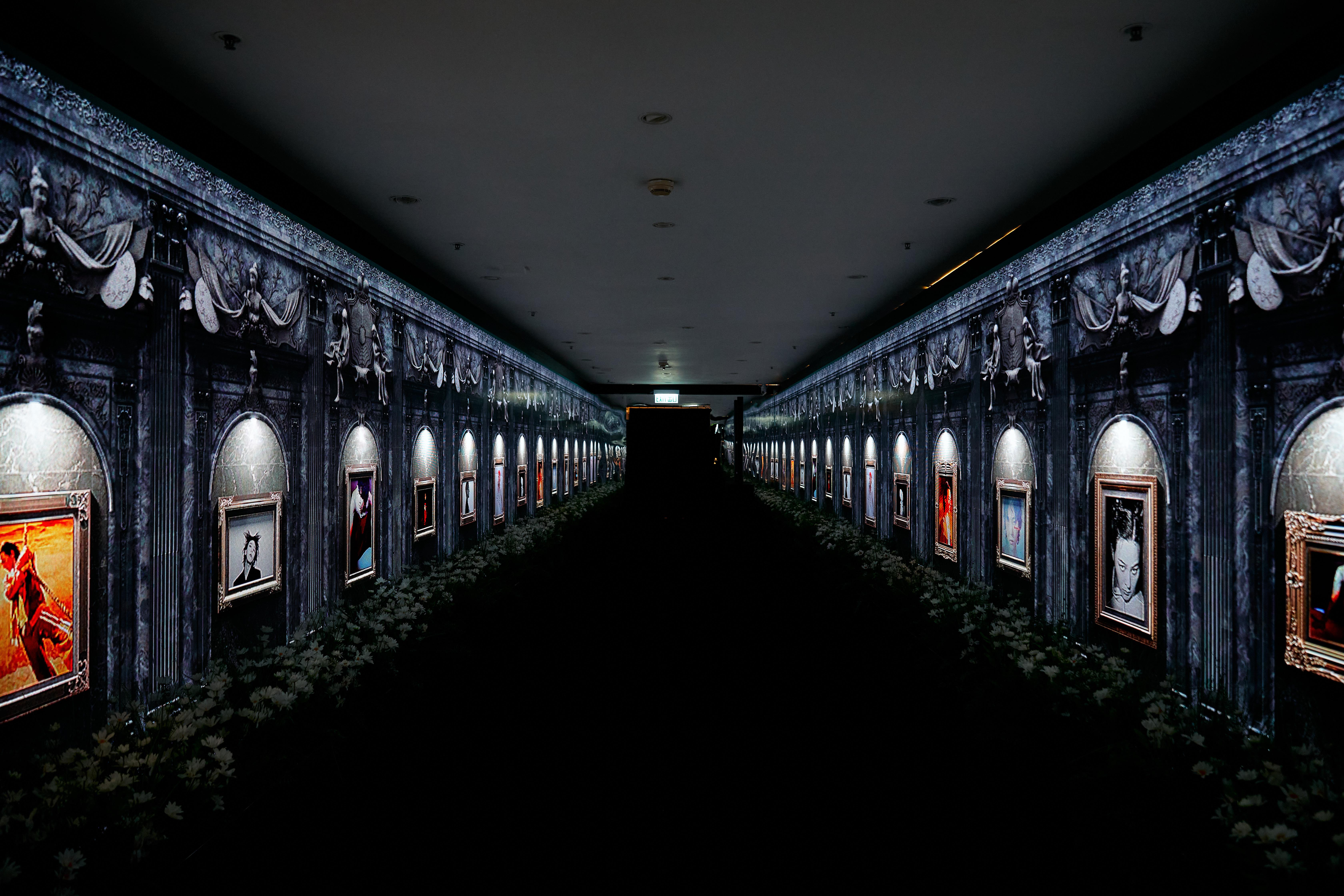 全球獨家!專門為香港站打造的雙面LED沉浸式走廊。