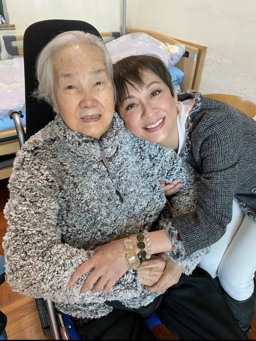 演藝人協會於2019年春茗茶聚上獲頒傑出演藝大獎,由副會長余安安將獎項送到府上,久未露面的黎宣在鏡頭前眼仔睩睩,十分精靈,表示對得獎感到開心。