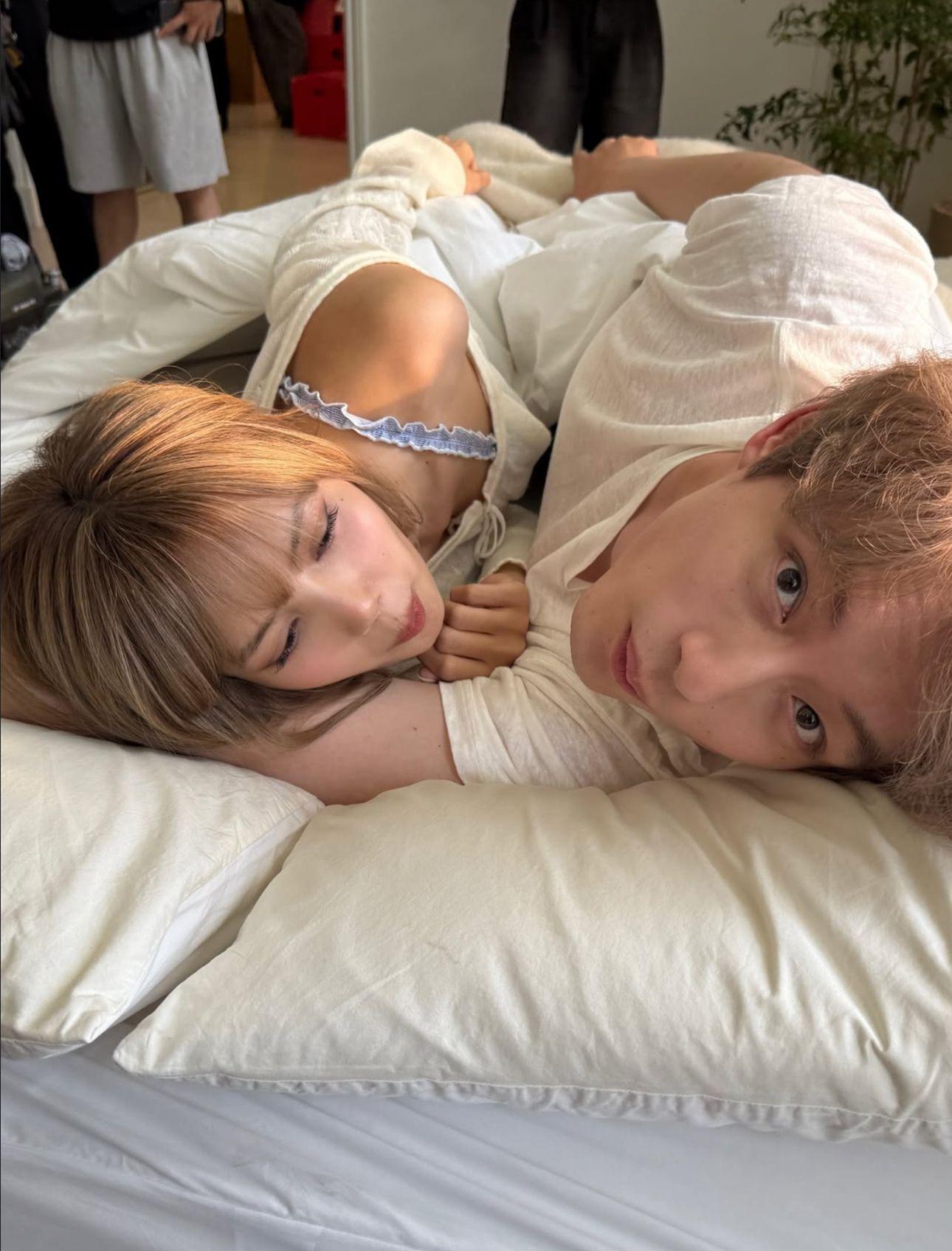 Lisa分享二人在床上的甜蜜合照。