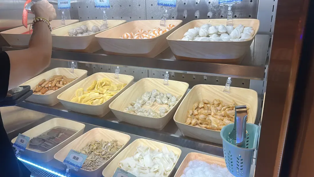 自助火鍋配料有肉類、丸類、內臟及蔬菜。(網上圖片)