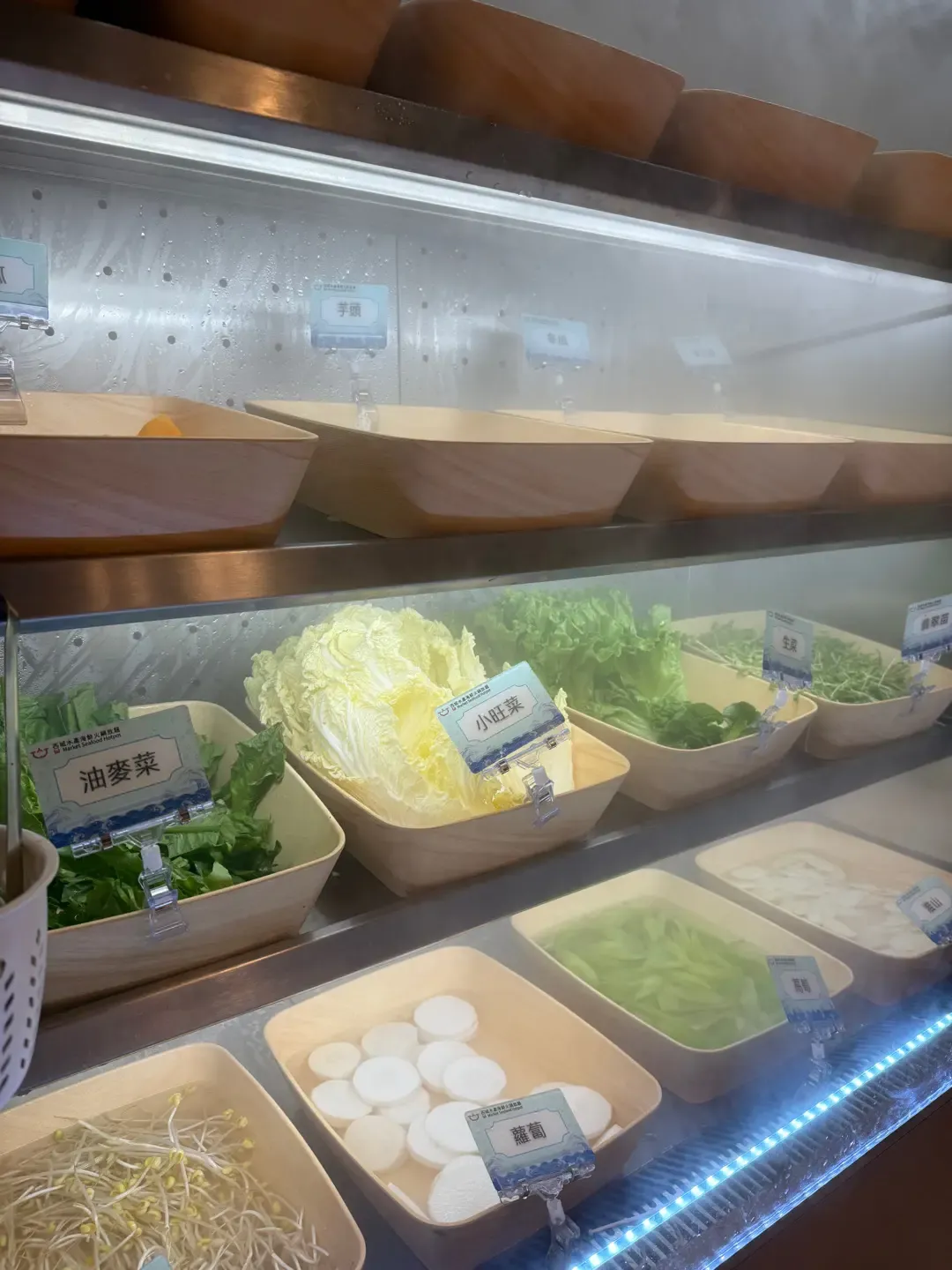 自助火鍋配料有多種蔬菜及丸類。(網上圖片)