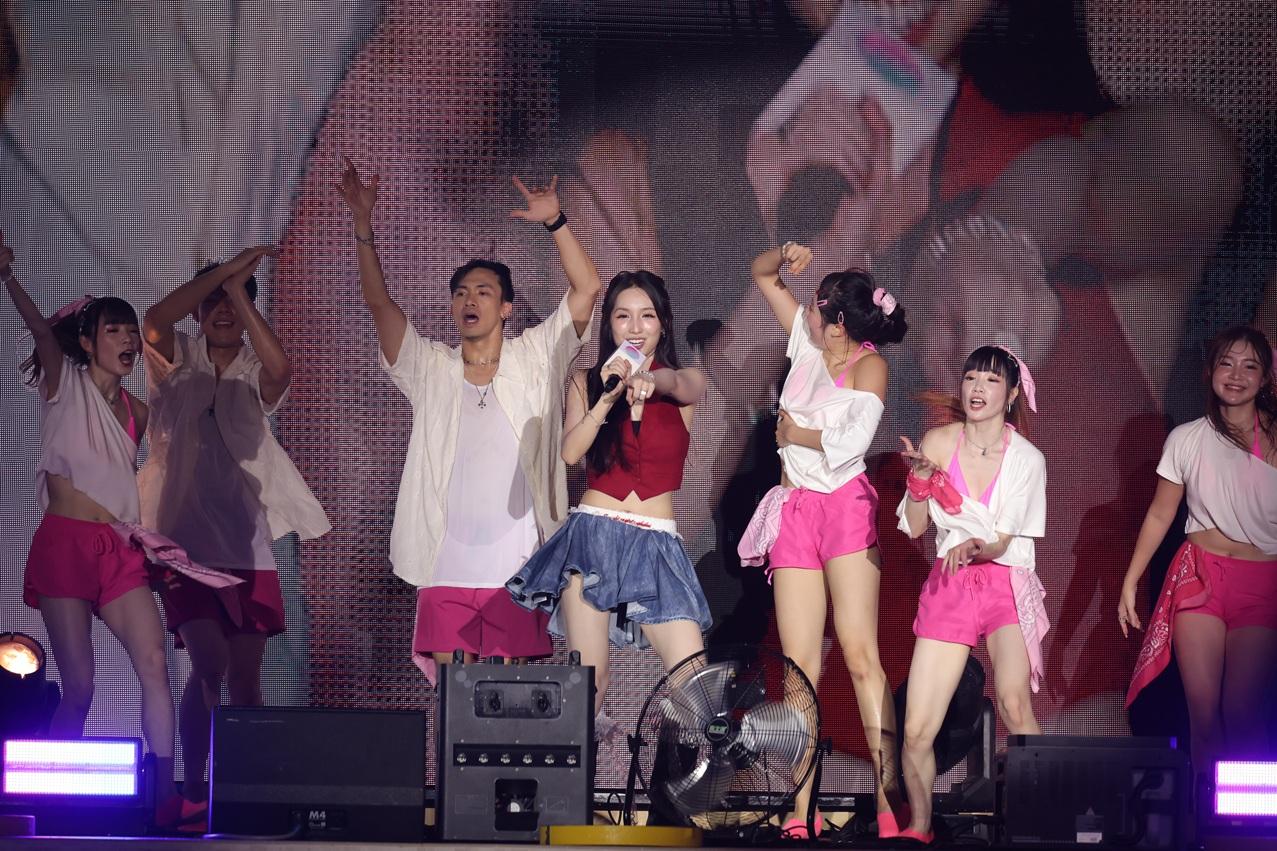 海兒以天后組曲《全身暑假 x 花花宇宙 x 煞科》大晒最強唱功,配合吸睛的造型,樂迷樂而忘返。