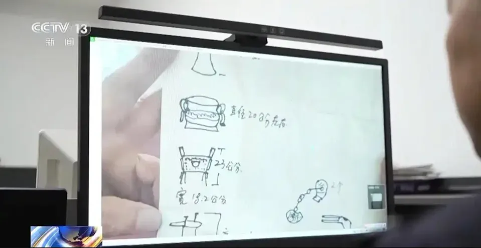 警方佯裝買家與主要疑犯溝通。(圖/翻攝央視)