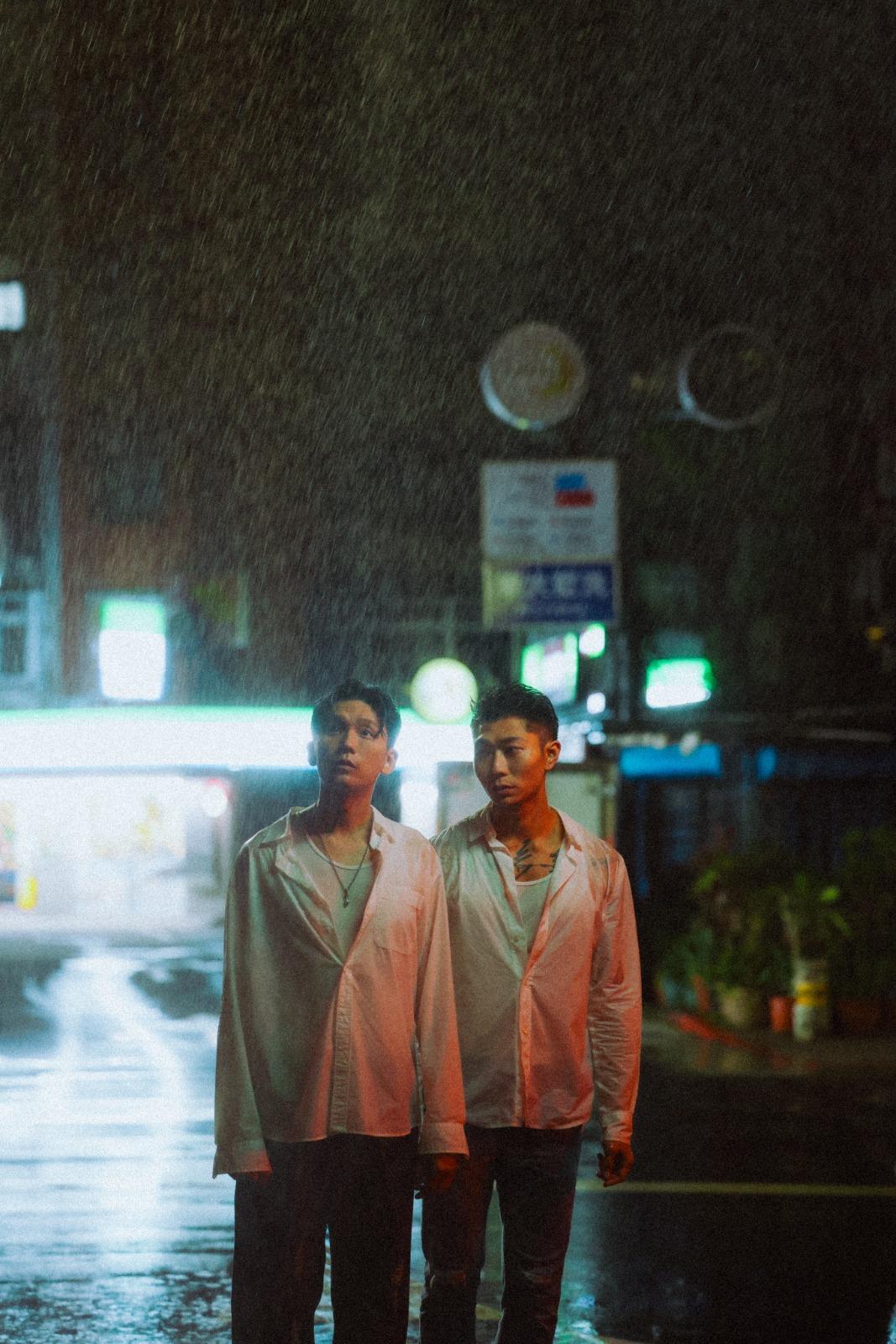 黃凱逸推出新歌《雨點》,今次MV找來盧鎮業合作。