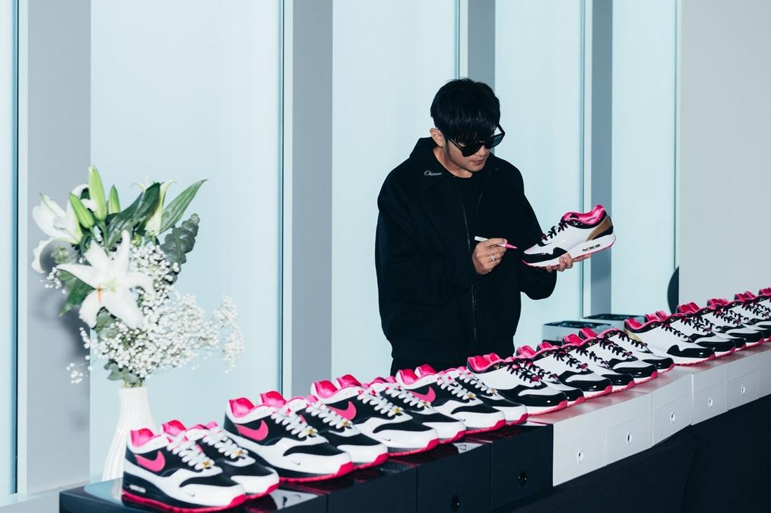 周杰倫為聯乘波鞋簽名留念。