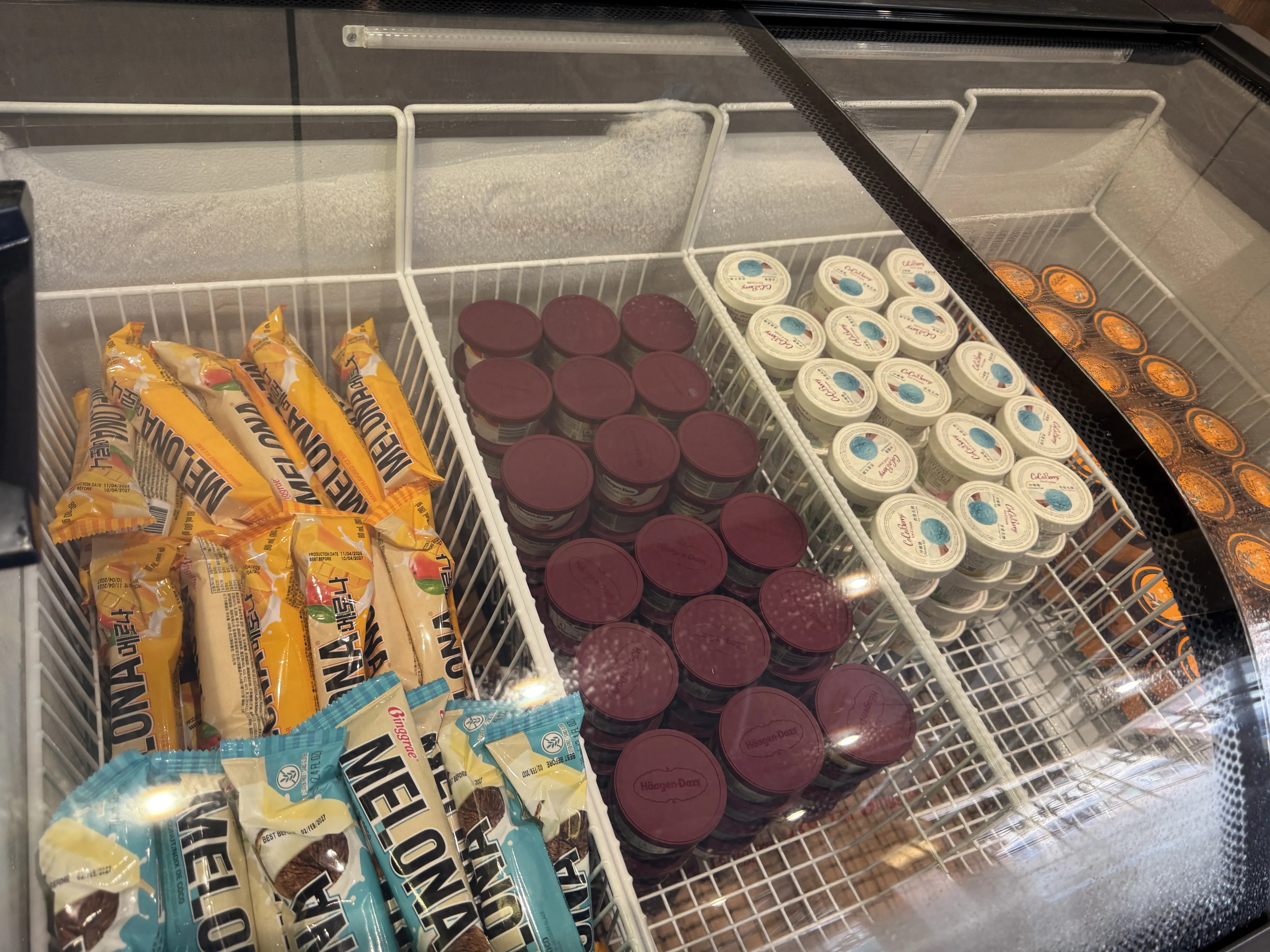 甜品有 Häagen-Dazs杯裝雪糕、韓國雪糕、西式甜點及水果。