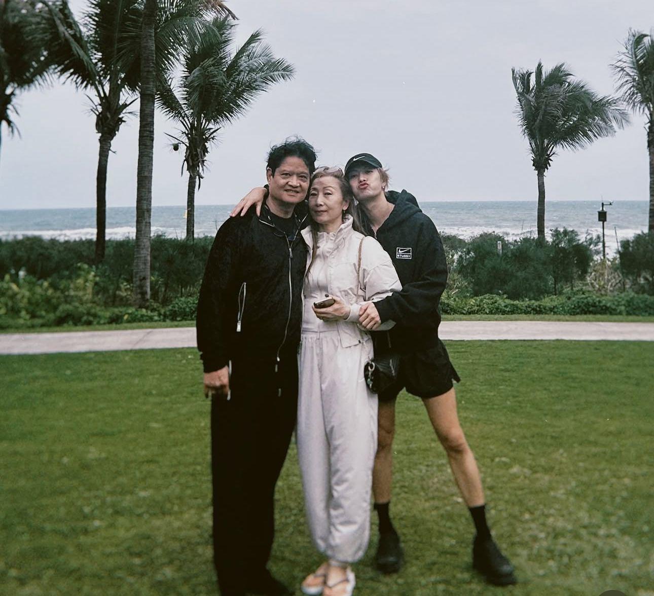 王嘉爾近日公開與父母的三人合照。