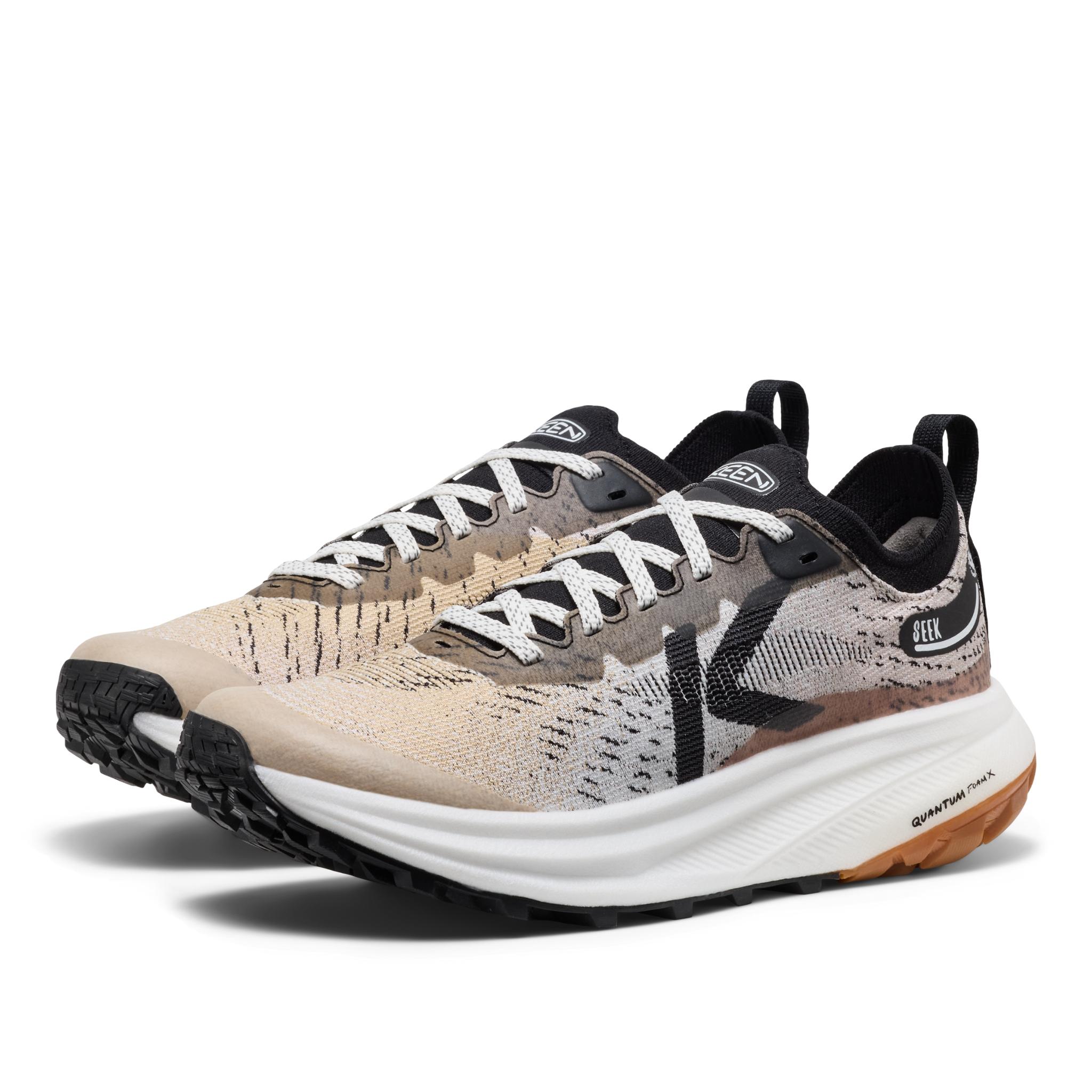 SEEK採用混合式PEBA EVA中底,具備高能量回彈特性,行山時每一步都感受到推進力,唔會「踩棉花」咁軟,亦唔會硬到震腳。中底厚度達49mm,落差6mm,支援自然步態過渡,長途行山都唔易攰。