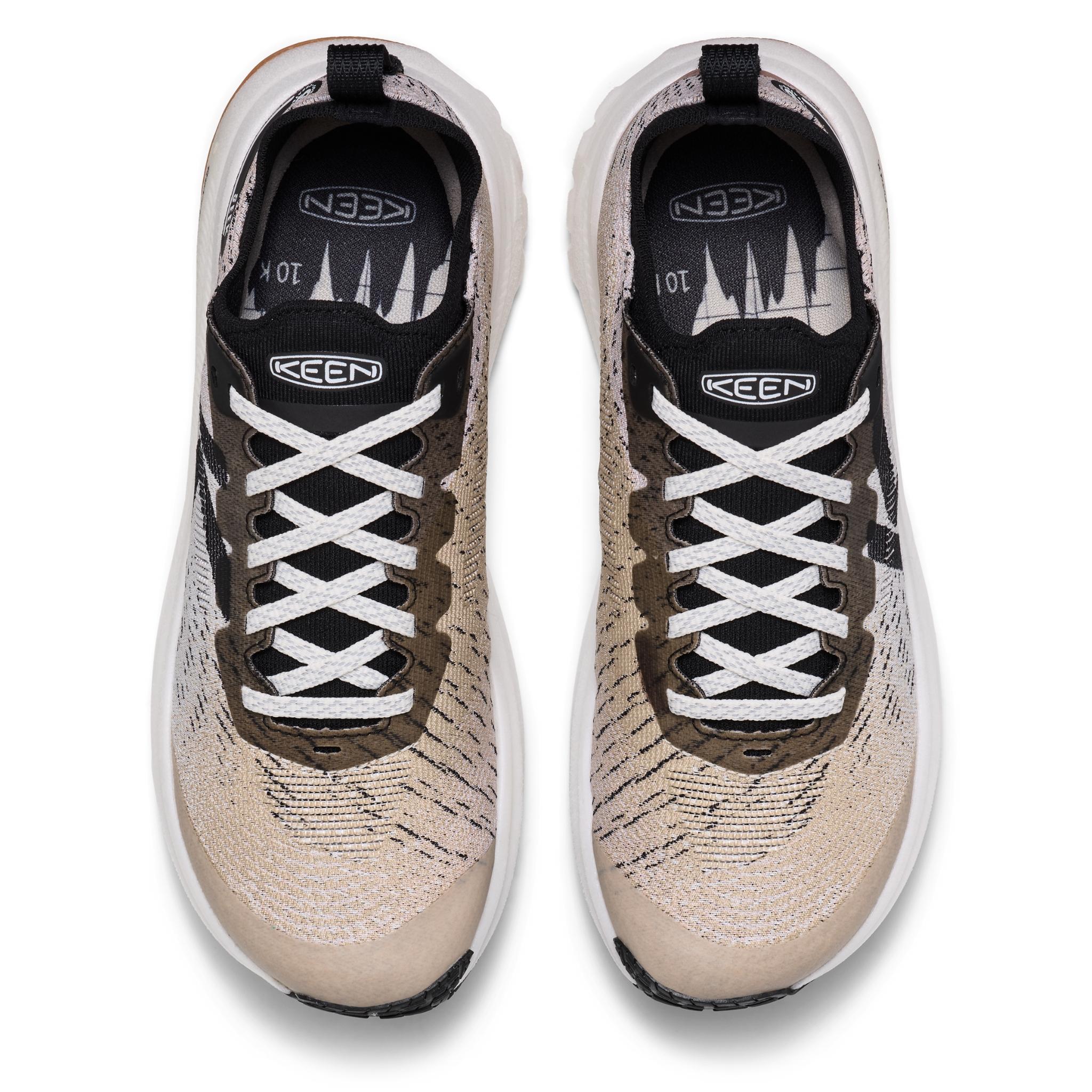 SEEK採用混合式PEBA EVA中底,具備高能量回彈特性,行山時每一步都感受到推進力,唔會「踩棉花」咁軟,亦唔會硬到震腳。中底厚度達49mm,落差6mm,支援自然步態過渡,長途行山都唔易攰。