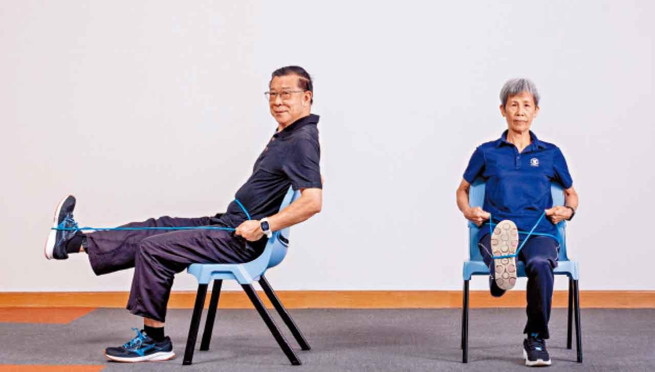 標哥與麗雲在運動小組示範伸展動作
