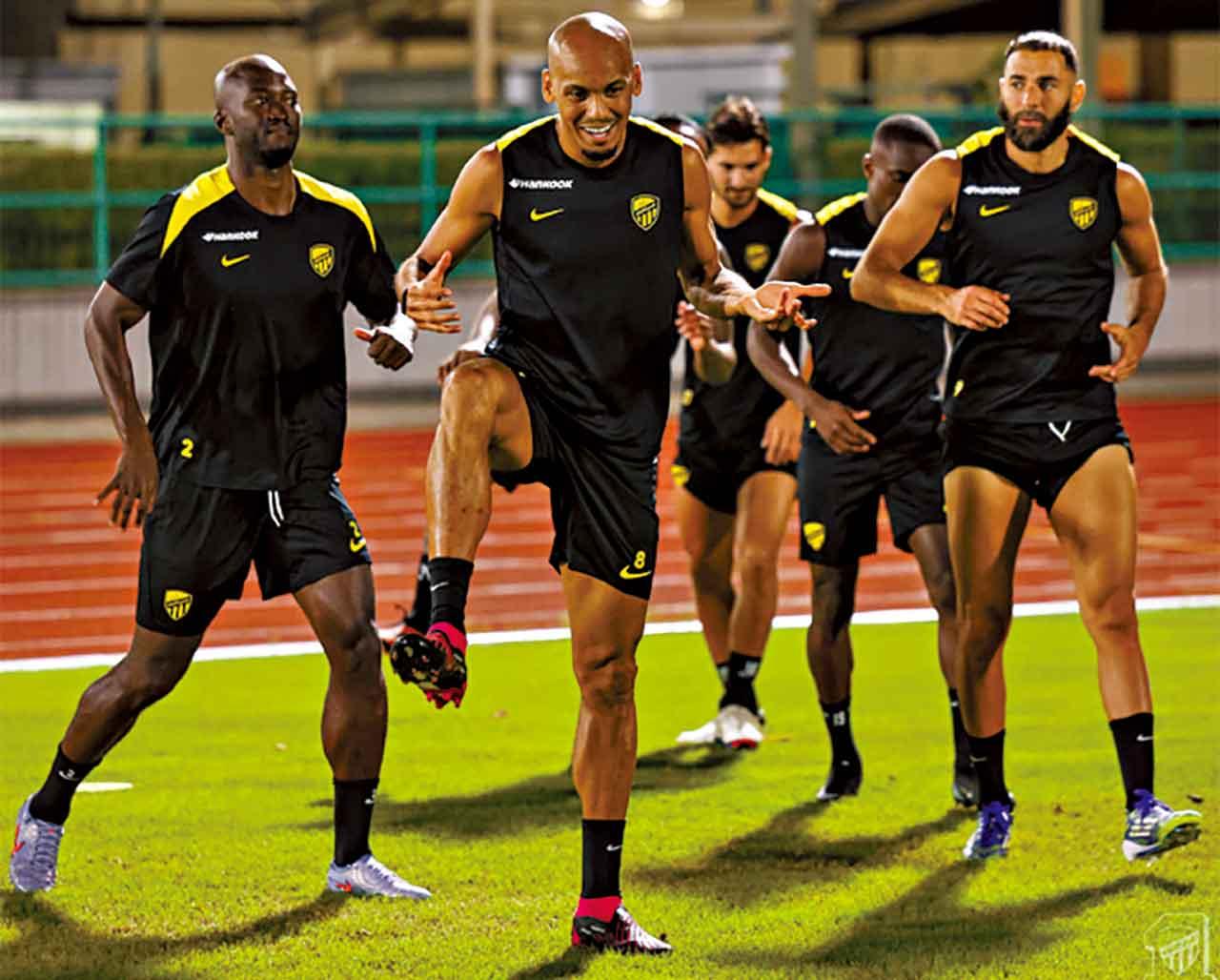 法賓奴(中)與隊友輕鬆練習。