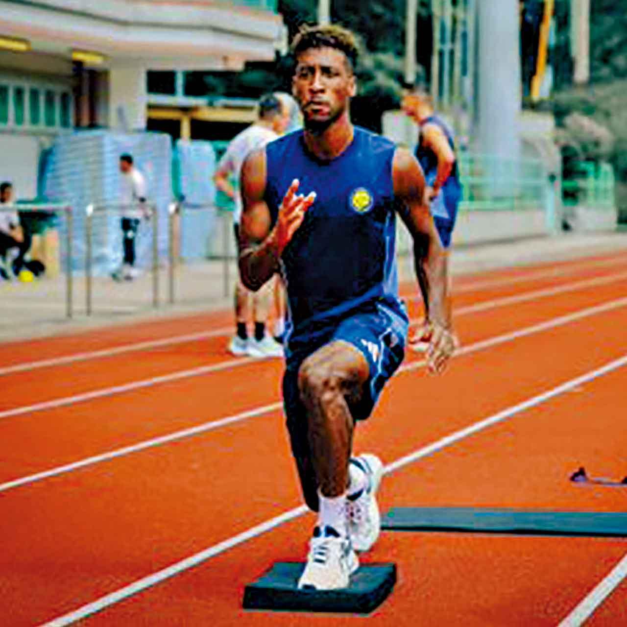 京士利高文己投入訓練。