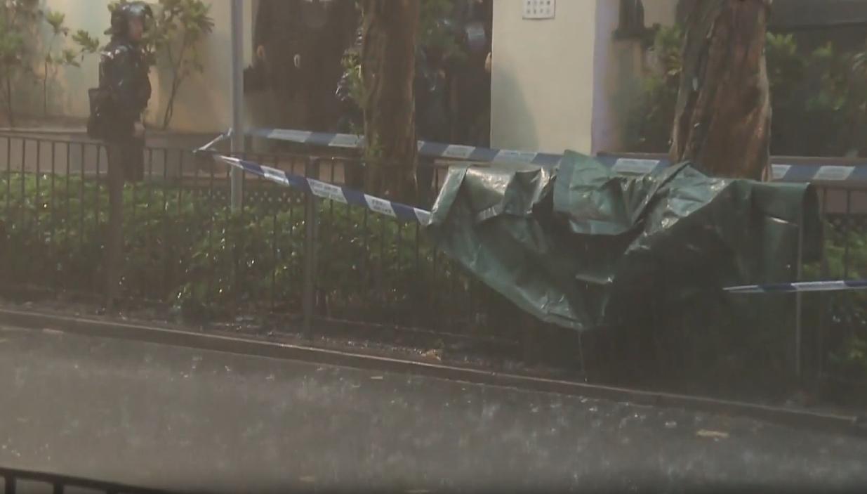 灣仔堅尼地道山邊驚現無頭屍體,大批警員雨中尋頭顱。(now新聞截圖)