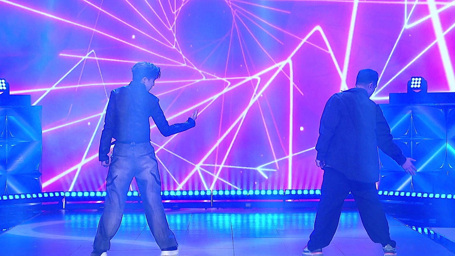 Deep與Jeffrey唱跳《給愛麗絲》。