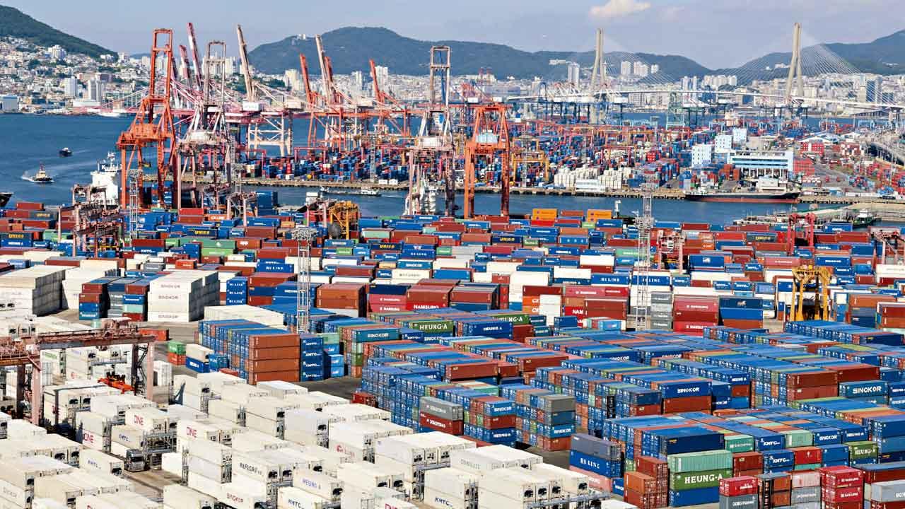 南韓是美國十大貿易夥伴之一,圖為釜山貨櫃港。(路透社)