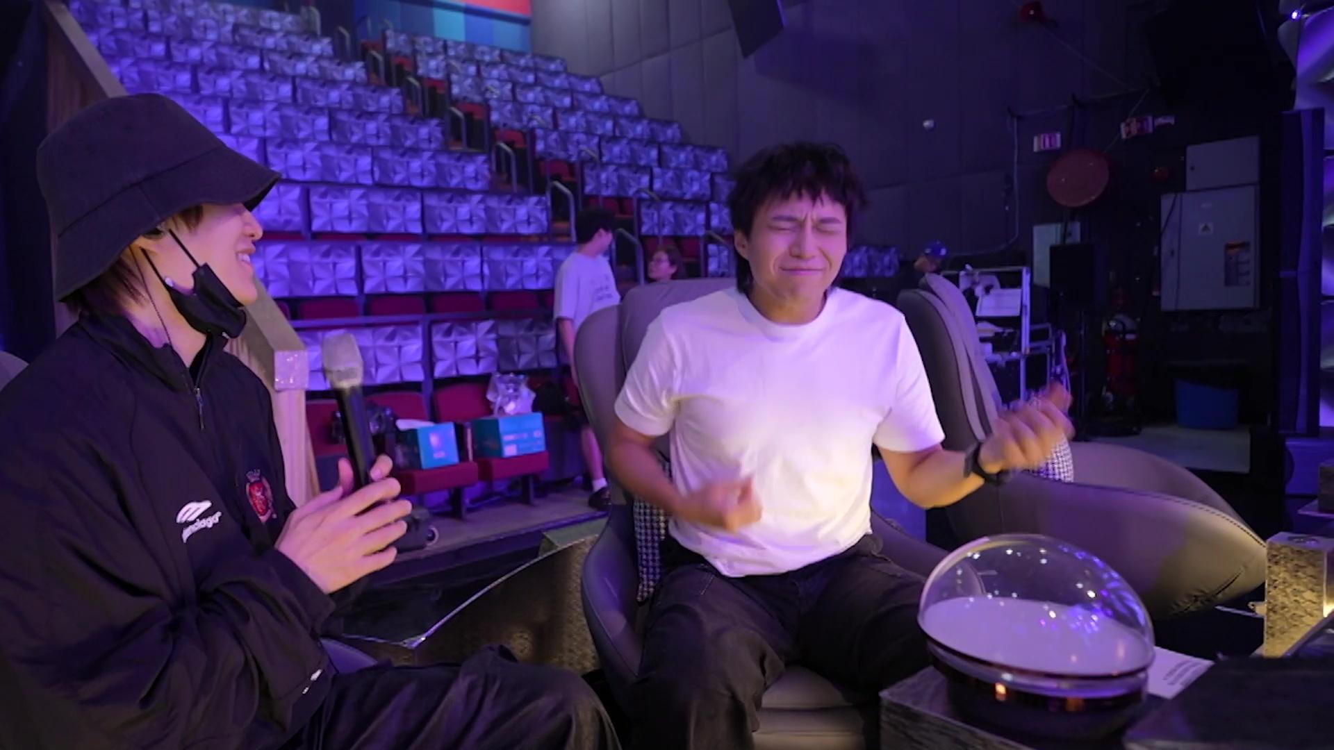 吳業坤突入,現場示範「空氣結他」。