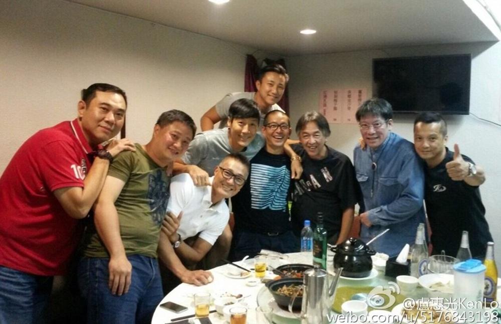 盧惠光(白衫)早年在微博分享與成家班合照,紅衫者是段偉倫。