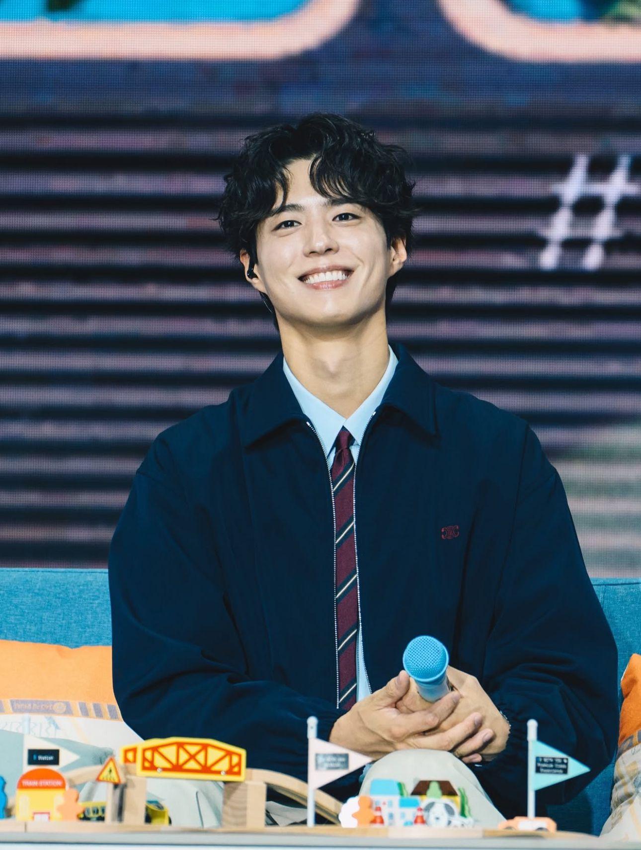 朴寶劍香港站見面會全場爆滿,為現場5千粉絲獻唱多首歌曲。