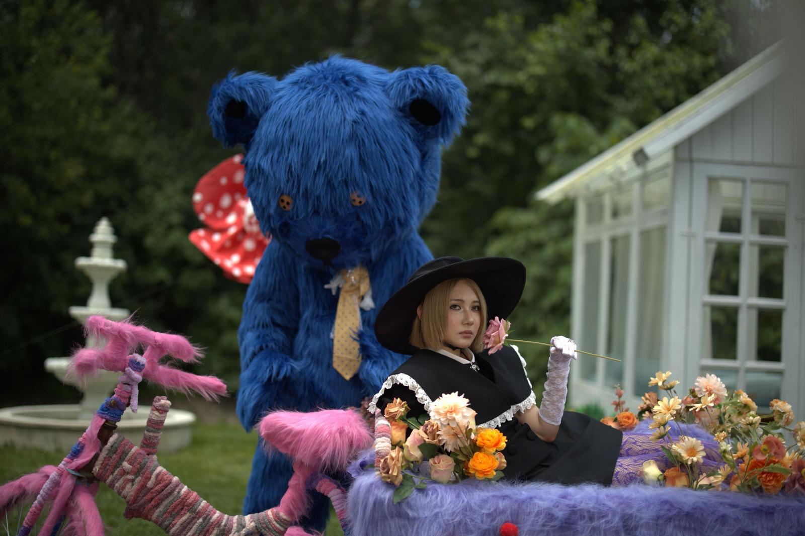 RIIANA自家設計1:1藍色熊仔,成為MV男主角。