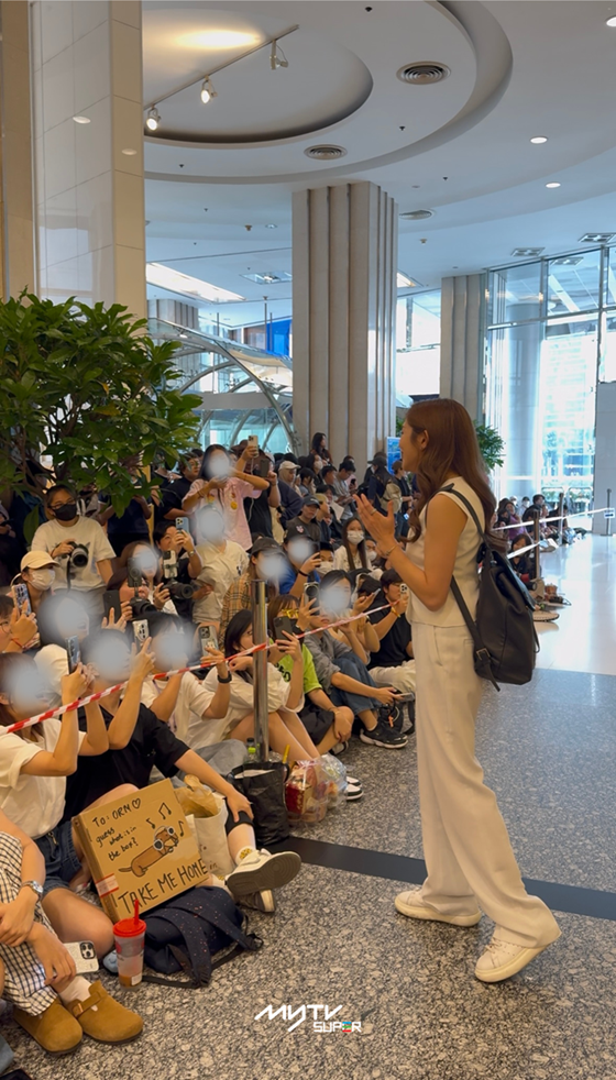 麥美恩與LingOrm粉絲相認。