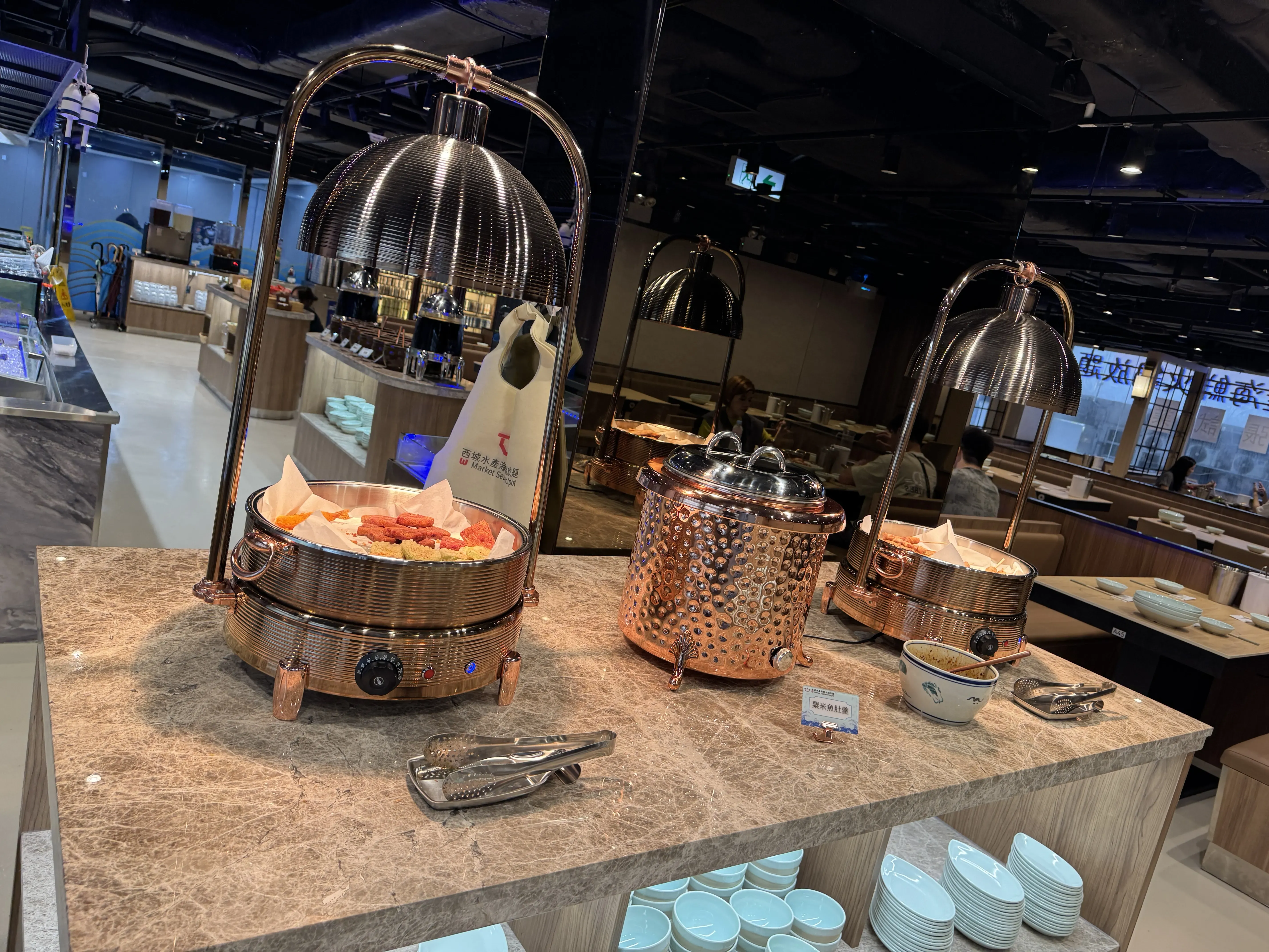 自助熱食區提供任食炸物、湯羹、秘製魯肉飯。