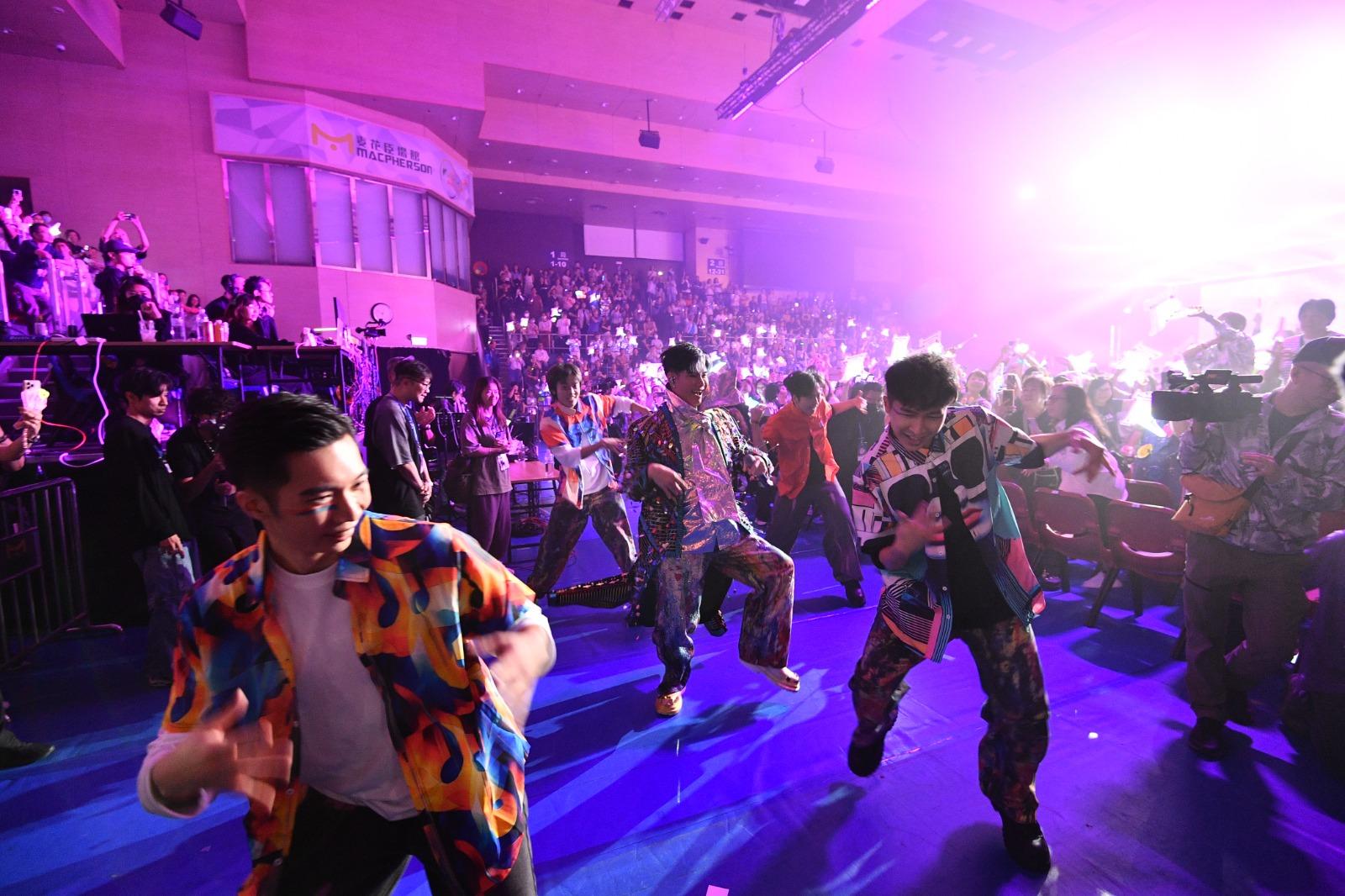 全場觀眾與舞蹈員都玩得非常開心。