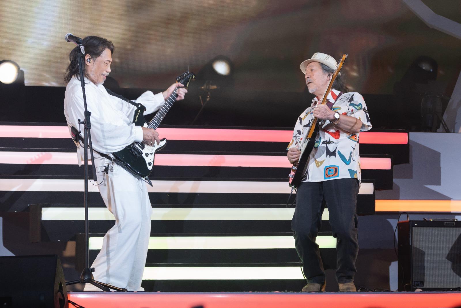 Danny跟師父竹田和夫表演《今天昨天》和《New York Woman》時,背景是兩人的舊照。