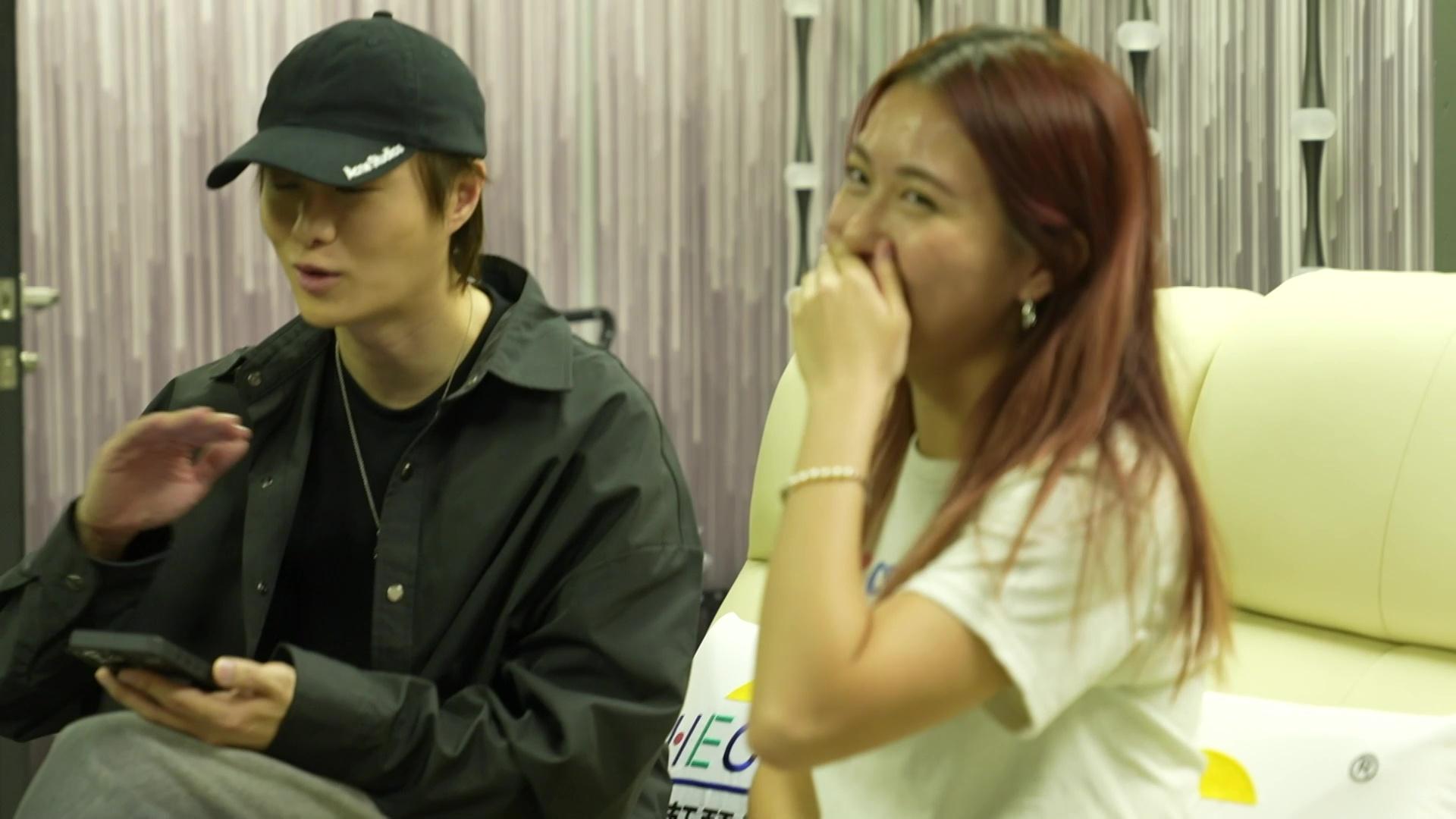 Emily因怕醜不敢直視Hubert。