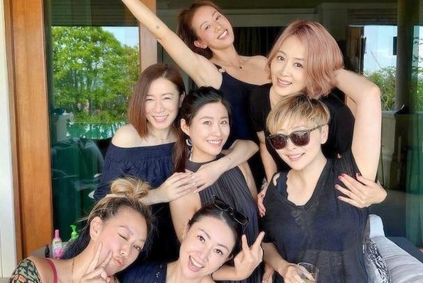 阿佘與「七魔女」成員湯盈盈、鍾麗淇、周家蔚、姚樂怡及梁靖琪一齊旅行!