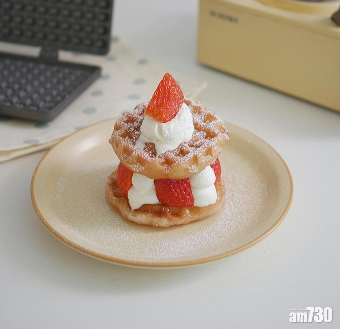 窩夫食譜︱冬甩窩夫加上士多啤梨和忌廉後,便變成一款「呃like」的甜品。(Instagram@som_e92)