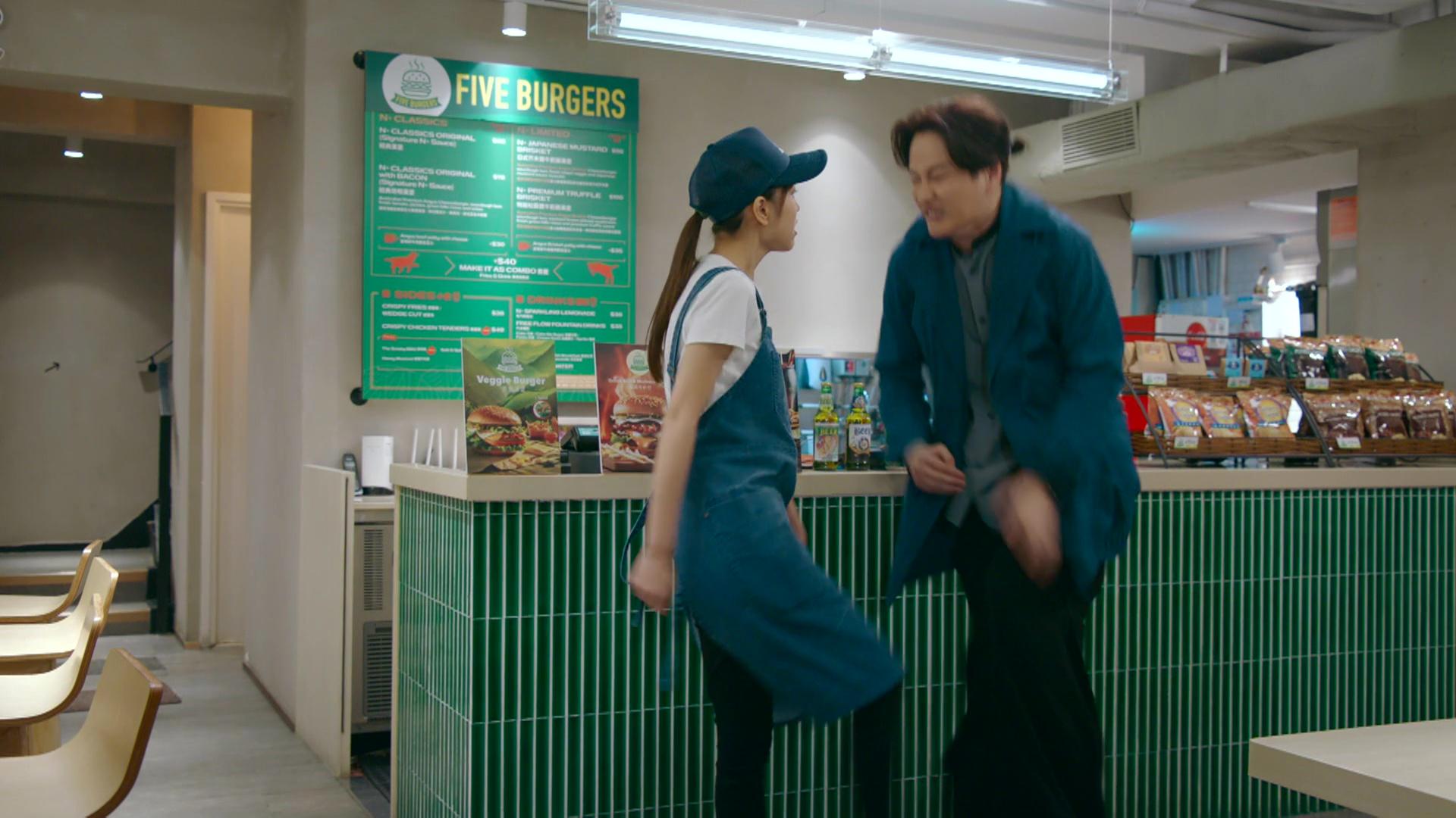 指揮家遇著一個會踢人嘅弱質女子,感覺大家唔成熟嘅程度都不相伯仲。