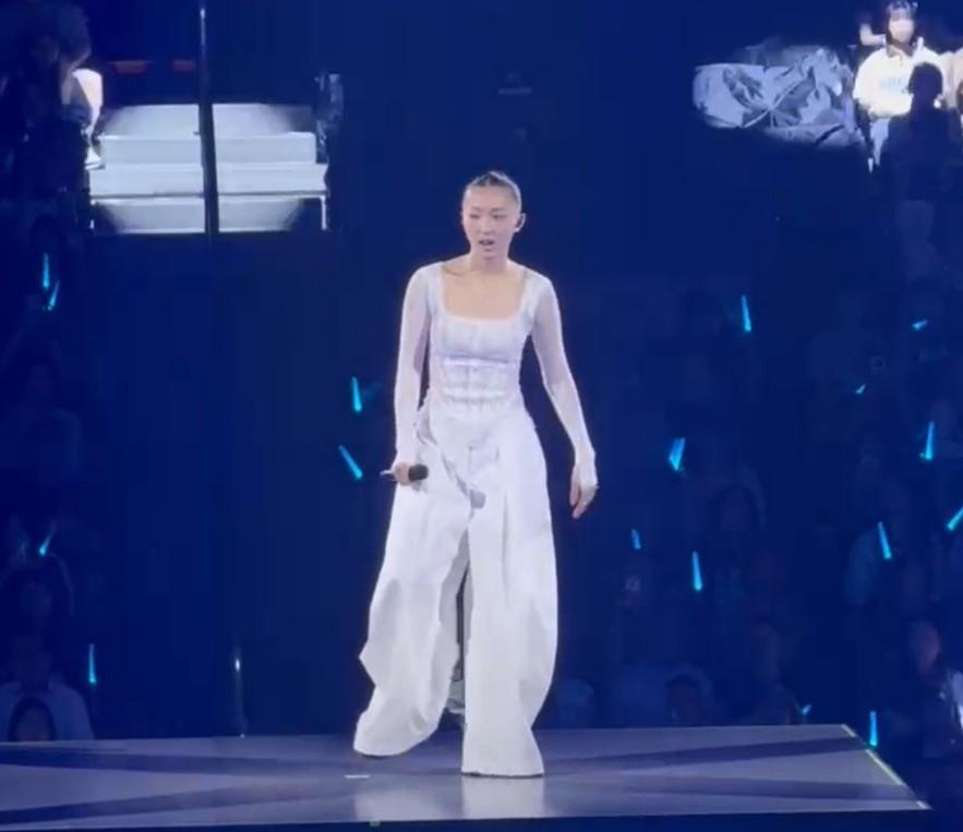 康堤獲安排於華納家族演唱會上打頭陣獻唱出道歌《doll》。