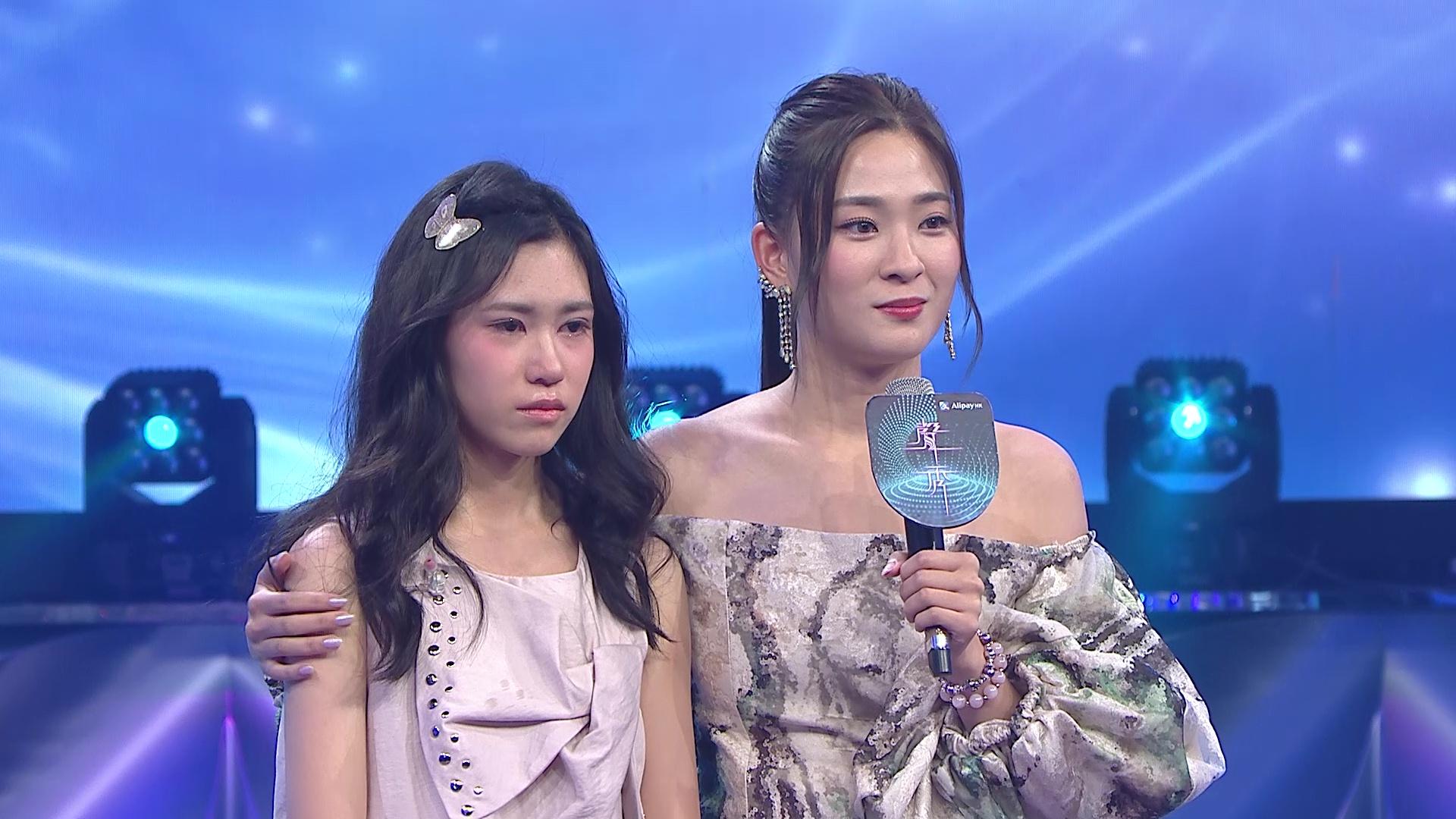 張欣翹(Luna)獻唱《冷雨夜》,由於不是用自己用開的監聽器,因此緊張到哭了。