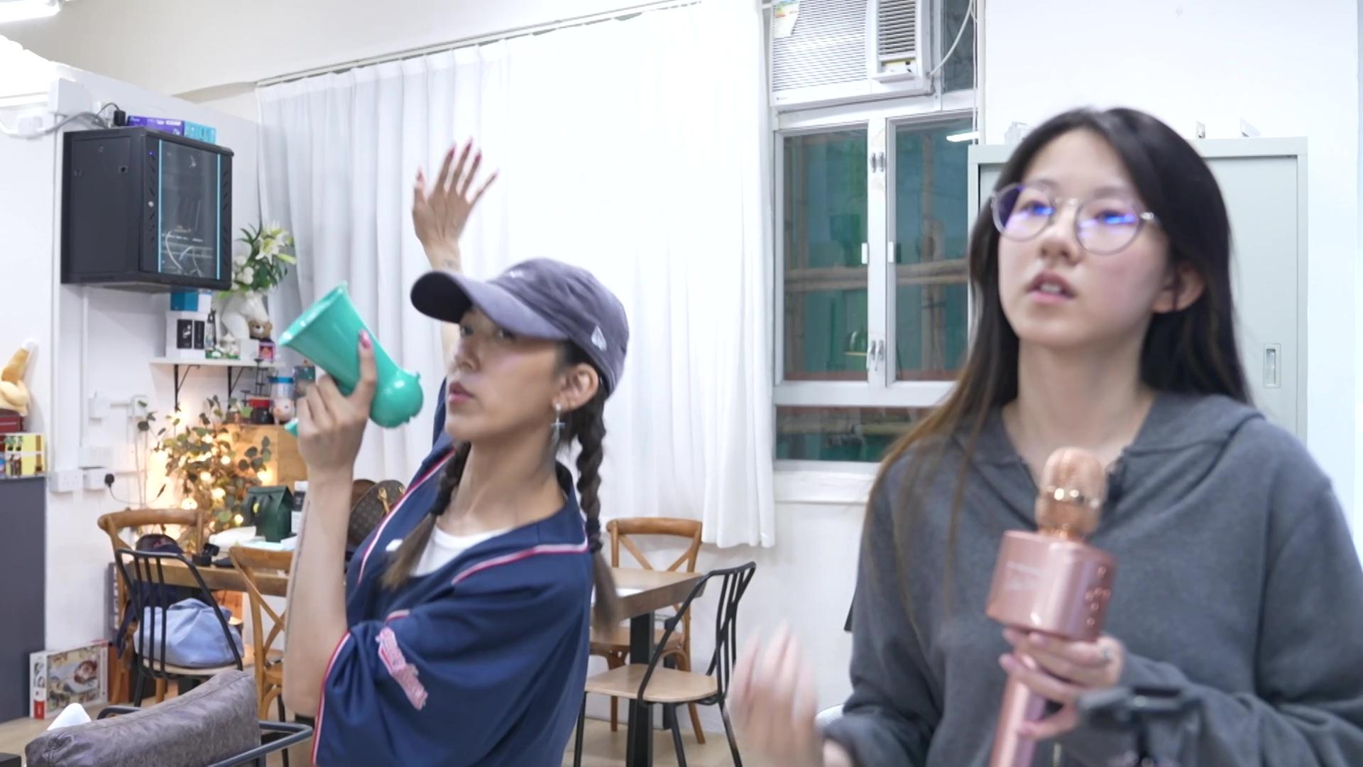 Sherman細心調整Jasmine每個姿態,及為其設計搶焦動作。