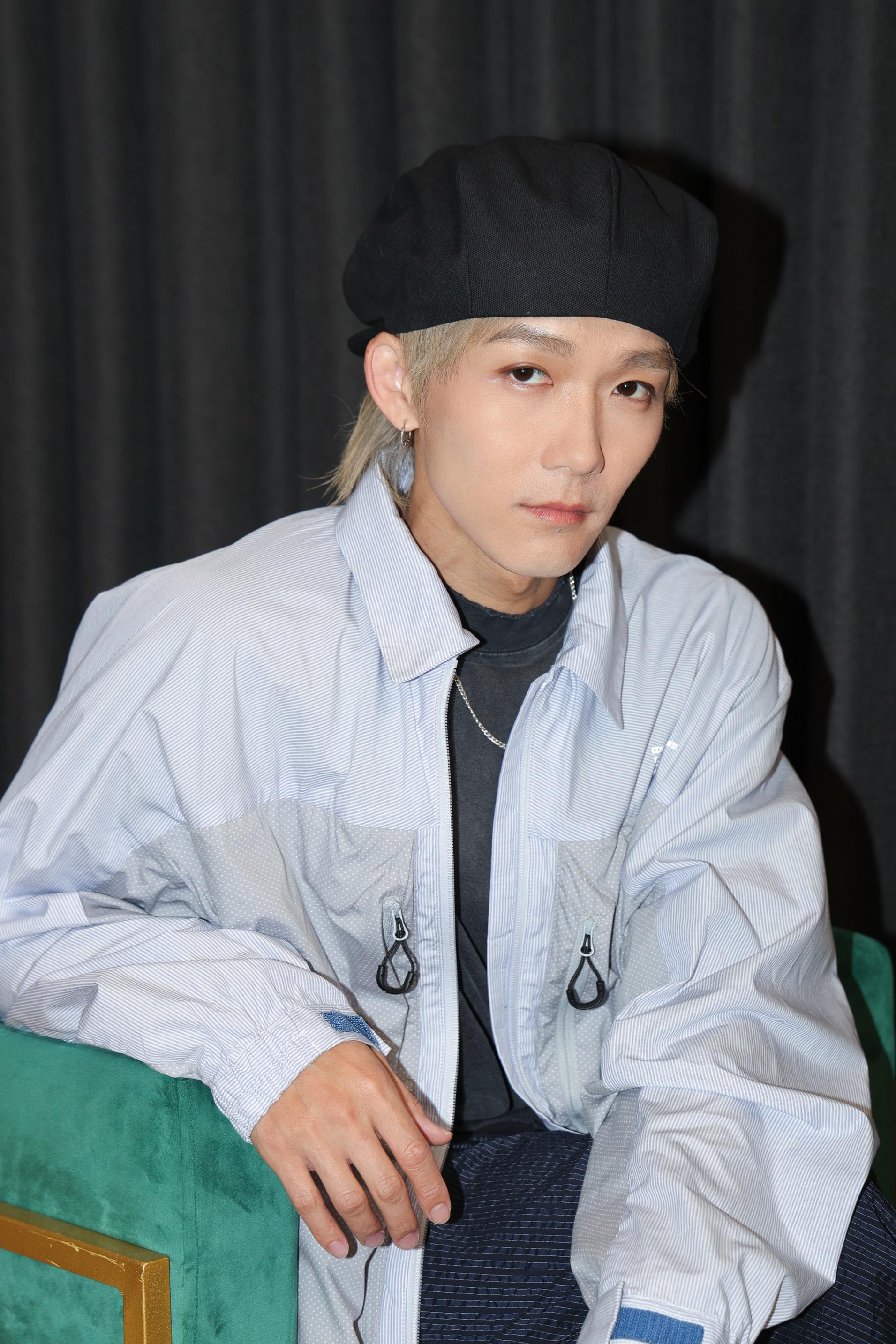 Alton王智德在《社畜再培訓先導計劃》擔正演出。(吳康琦攝)