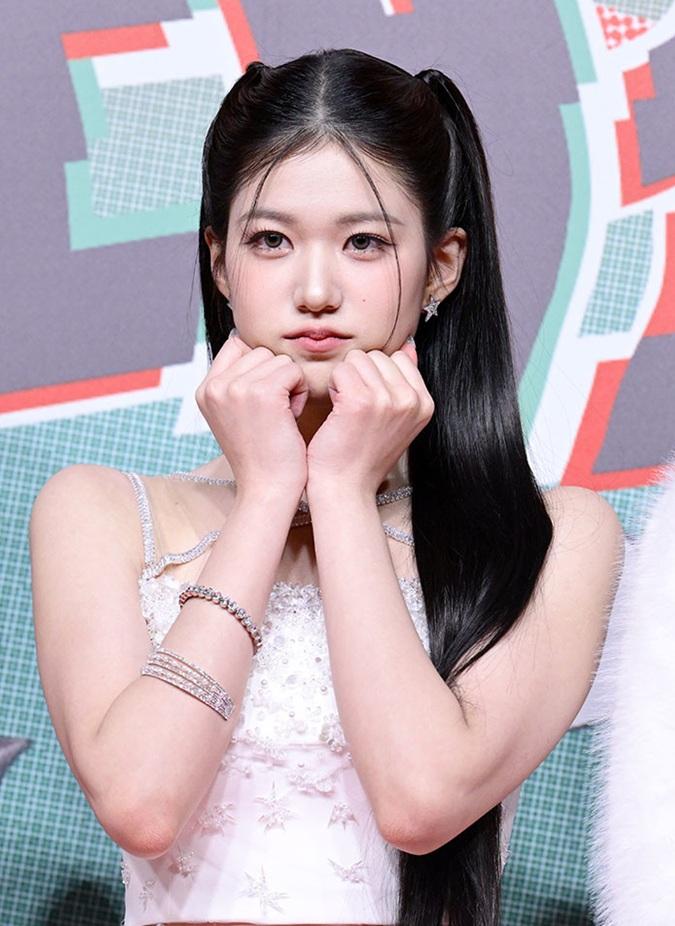 20歲尹智允一致公認為團中最人氣最唱得又靚之人,退團令izna實力大減。