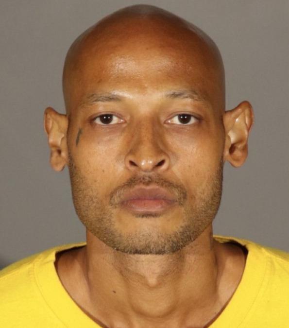 美國現「連環偷聞屁股犯」 怪癖男踎低扮綁鞋帶從背後聞女人臀部(有片)