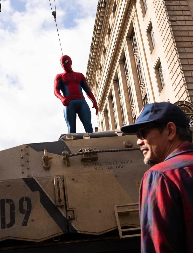 湯姆在IG分享照片,cap帽者正是《尚氣》導演Destin Daniel Cretton,湯姆穿上戰衣準備吊威也。