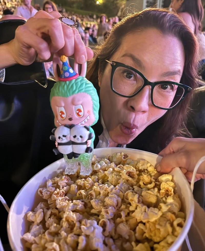 楊紫瓊帶同Labubu X Panda Twins去睇好友Cynthia Erivo演出。