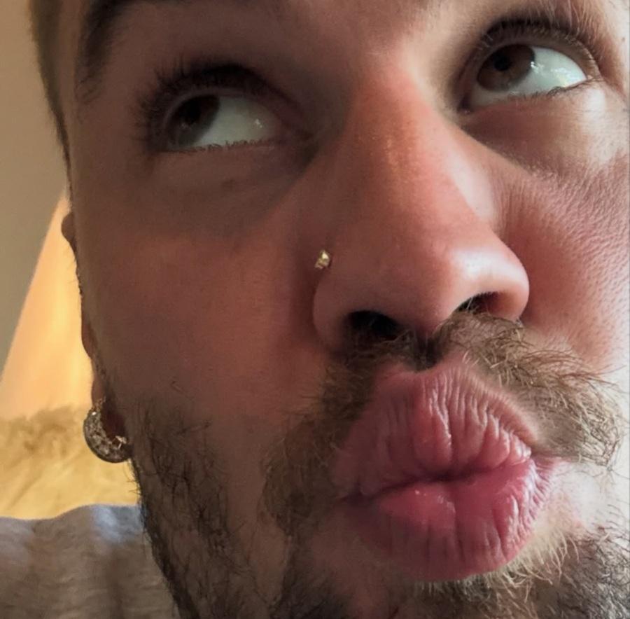 新專輯推出前,Justin在IG分享的照片扮鬼扮馬。